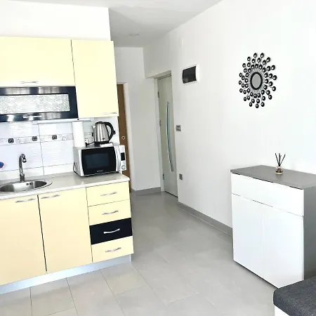 Apartment 3, Parking