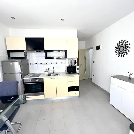 Apartment 3, Parking